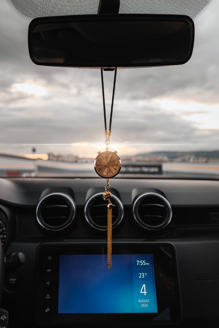 Odorizant Auto Pendant cu Ceas Digital | Parfum + Ora | Design Premium