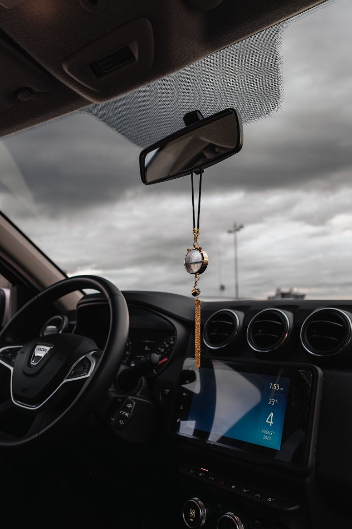 Odorizant Auto Pendant cu Ceas Digital | Parfum + Ora | Design Premium