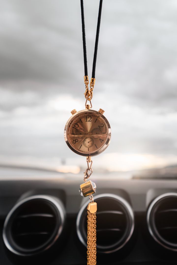 Odorizant Auto Pendant cu Ceas Digital | Parfum + Ora | Design Premium